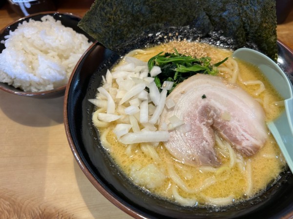 「家系ラーメン750円+ライス(タイムサービス)」@横浜家系ラーメン 壱角家 新座野火止店の写真