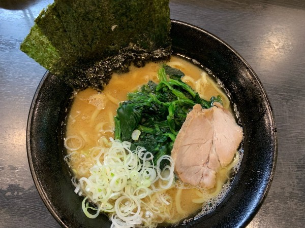 「ラーメン ねぎ」@横浜家系豚骨醤油極太麺 侍 伏見店の写真