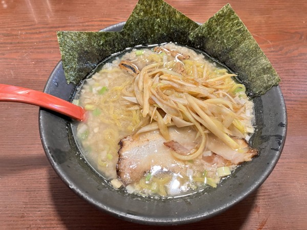 「らーめん中盛＋味付けネギ」@らーめん岩本屋 高岡横田店の写真