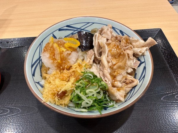 「鬼おろし豚しゃぶぶっかけ（並盛）740円→710円」@丸亀製麺 イーサイト高崎店の写真