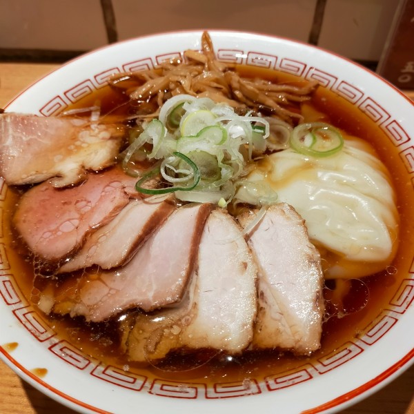 「肉そば醤油➕ワンタン」@超多加水自家製手揉み麺 きたかた食堂の写真