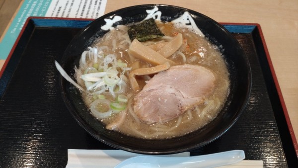 「醤油豚骨ラーメン」@六厘舎 羽田空港店の写真