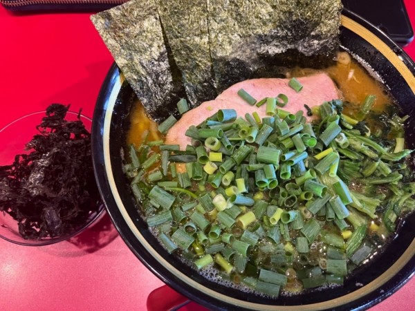 「ラーメン(並)800円＋中盛券100円＋黒バラのり100円」@家系ラーメン 稲葉家の写真