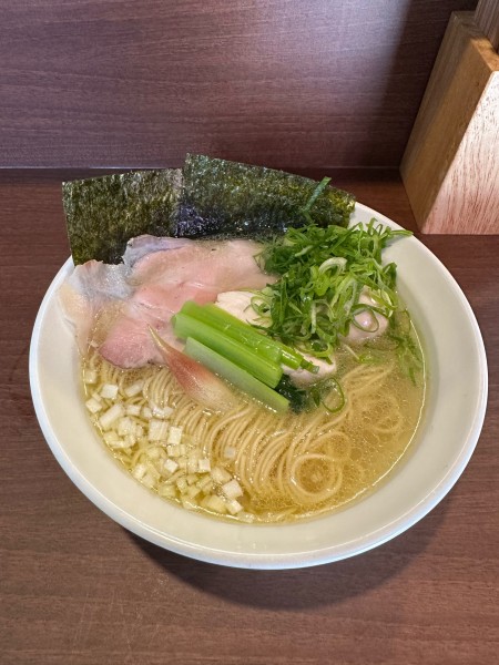 「飛弾地鶏の貝塩　九条葱＋味玉　1210円」@メヂカそば 吟魚の写真