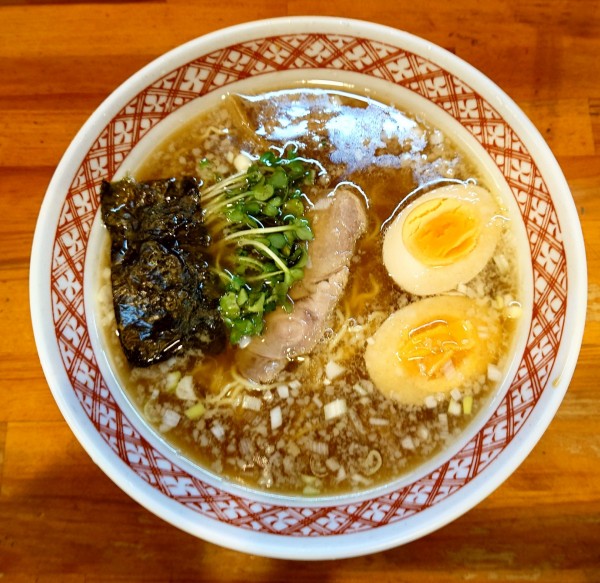 「支那そば醤油＋半熟煮卵」@支那そば 晴弘の写真