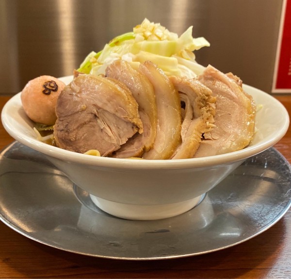 「豚乗せラーメン（ちぢれ・ヤサイ多め）¥1,200」@ウチデノコヅチの写真