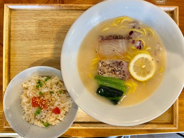 「濃厚真鯛ラーメン、鯛ダシご飯」@真鯛らぁめん まちかどの写真