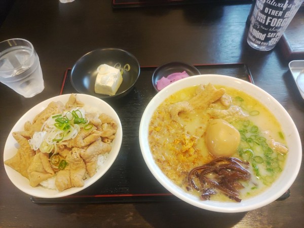 「豚もつラーメンとミニもつ煮丼セット　1000円」@もつ煮 王里の写真