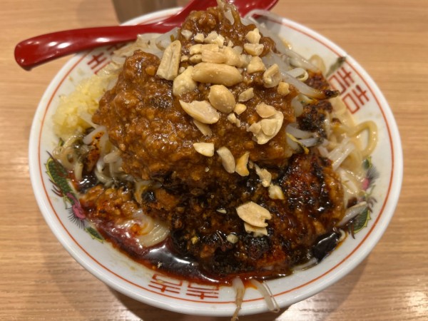 「限定冷やし坦々まぜそば大盛りニンニク」@鶏と魚だしのつけめん哲 溝の口店の写真