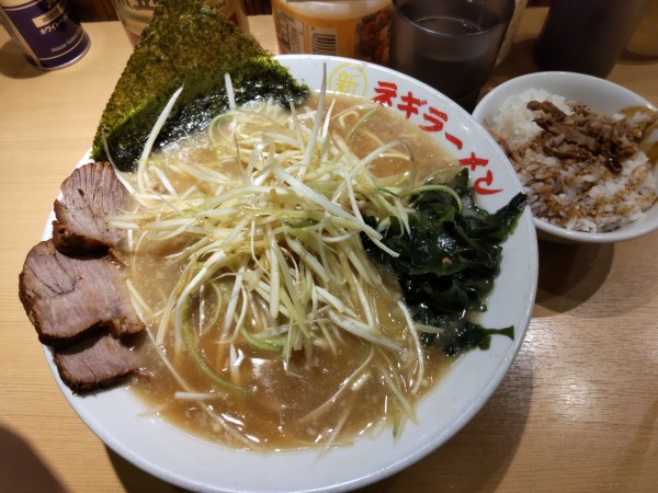 「ネギチャーシューメン（3枚）＋チャ飯」@○新 ネギラーメン 新橋店の写真