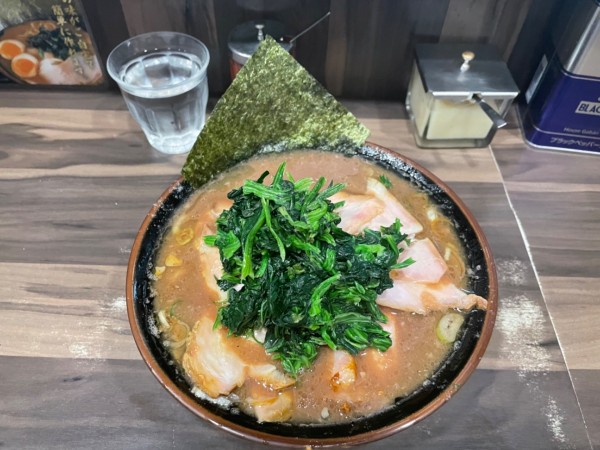 「チャーシュー麺＋ほうれん草」@神田ラーメン わいず 神田本店の写真