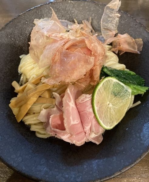 「【限定】生醤油の冷やし鶏油そば　１２００円」@町田汁場 しおらーめん進化 町田駅前店の写真