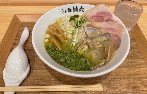 「鯏バジルラーメン」@らぁ麺鯖六 心斎橋本店の写真