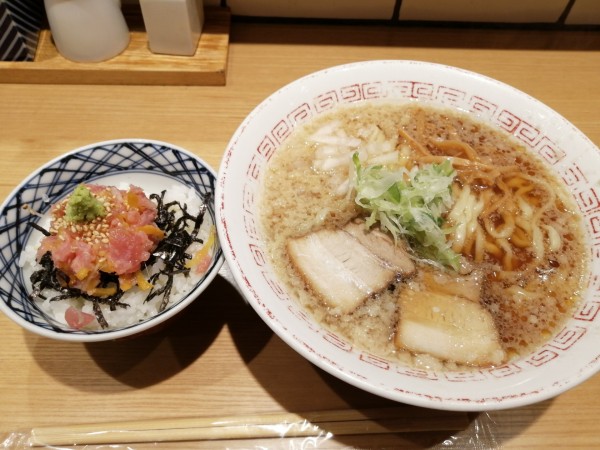 「醤油ラーメン(790円)トロたく丼セット1090円」@きたかた食堂の写真