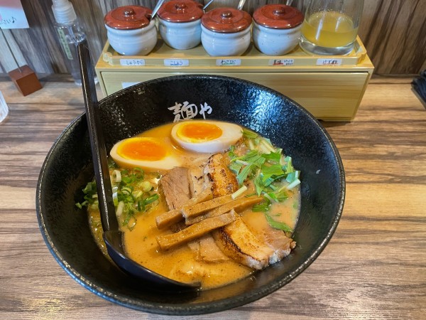 「豚骨と鰹　炙り豚ラーメン」@麺や ふくわらいの写真
