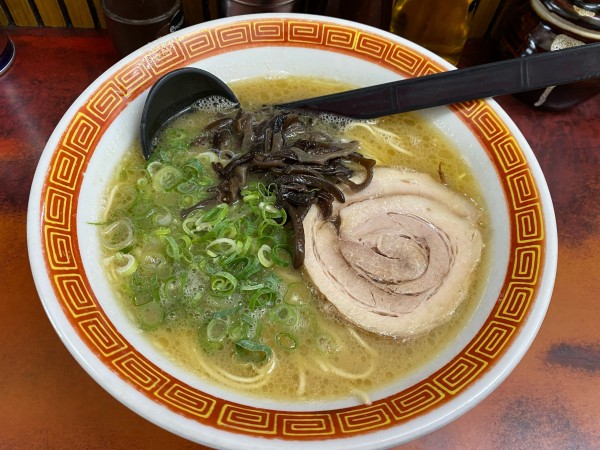 「豚骨ラーメン（バリカタ）880円+替え玉120円」@たつ屋 井土ヶ谷店の写真