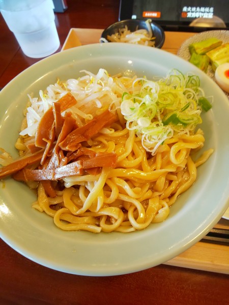 「冷やし鶏中華」@炭火焼鳥麺飯店 オオギヤ食堂 三芳藤久保店の写真