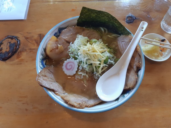 「アゴチャーシュー麺（藻塩）+中盛」@蜂一の写真