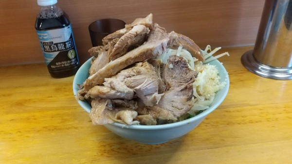 「小麺半分豚ダブル、ヤサイニンニク多めカラメ」@ラーメン二郎 立川店の写真