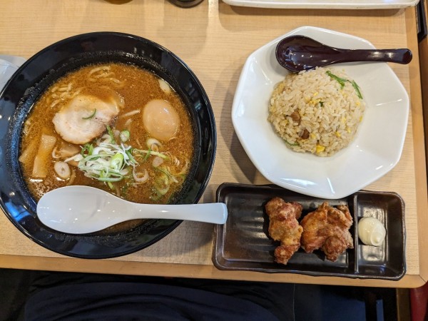 「赤味噌らーめん（720円）＋唐揚げ＆半チャーハン（420円）」@北海道らぁめん 伝丸 平戸店の写真