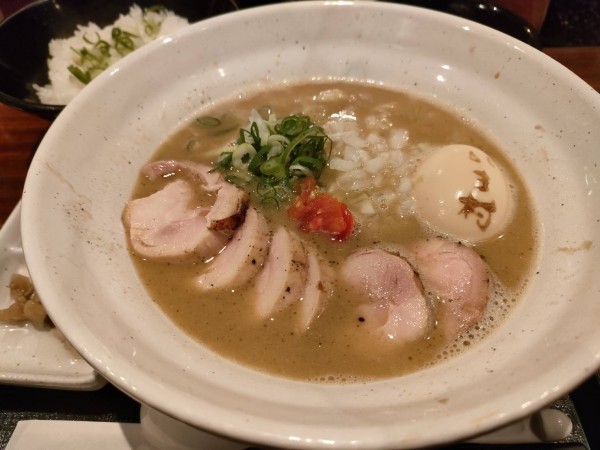 「鶏煮干しらあめん 醤油 味玉 炭焼き鶏チャーシュー」@麺や いま村の写真