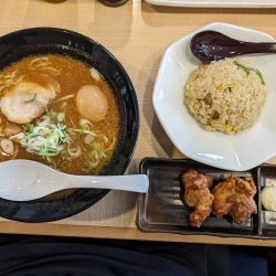 赤味噌らーめん（720円）＋唐揚げ＆半チャーハン（420円）