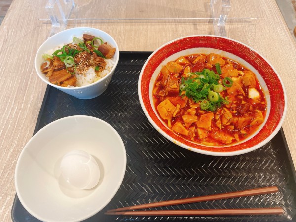 「麻婆まぜそば+トロたまチャーシュー丼」@麺家 徳 晴海トリトンスクエア店の写真