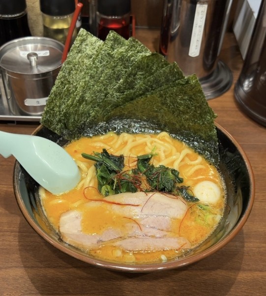 「辛豚 海苔」@横浜家系ラーメン 吟家 稲毛海岸店の写真