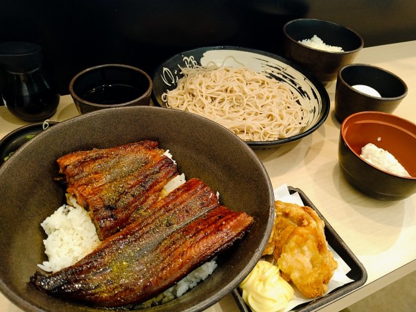 「限定/満腹鰻丼セット(もり)+月見芋ミニ丼+唐揚げ　他」@ゆで太郎 瑞穂店の写真