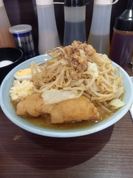 「ラーメン半分(小)200g￥950＋玉子￥100」@ラーメン富士丸  西早稲田店の写真