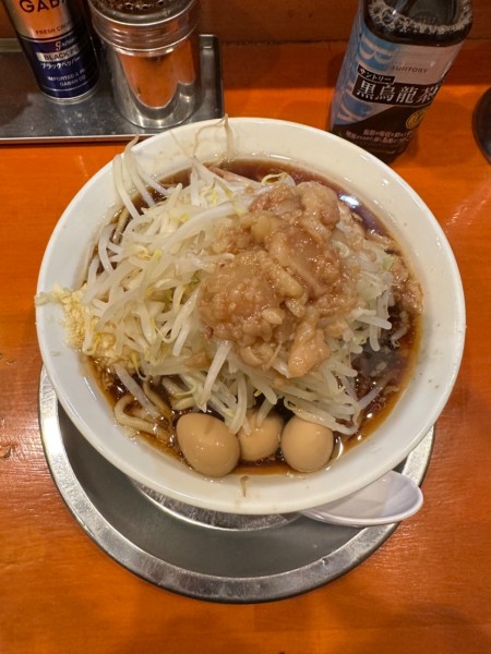 「ラーメンヤサイニンニクアブラ　うずらのたまご」@麺屋穴場の写真