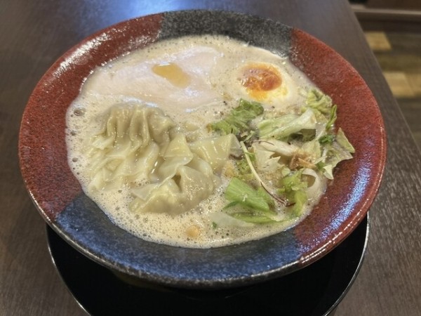 「鶏白湯 塩ラーメンワンタン入り 焼餃子セット１３００円」@笹本為次郎商店の写真