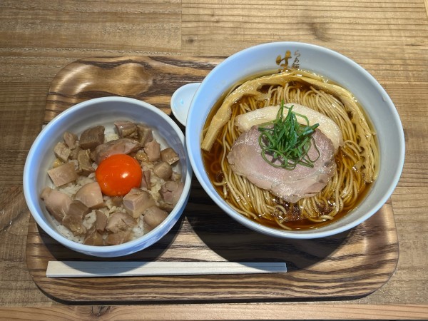 「醤油らぁ麺850円マキシマム親子丼300円」@らぁ麺 はやし田 TXGAおおたかの森店の写真