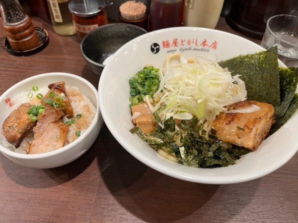 「とがしの油そば黒+チャーシュー丼」@麺屋とがしの写真