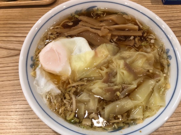 「ワンタンメン＋玉子」@らーめん 高尾の写真