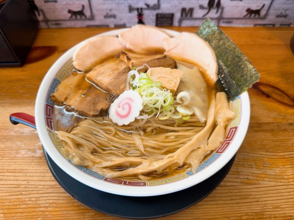「醤油らーめん、豚2枚、鶏2枚、大盛」@麺匠 而今の写真