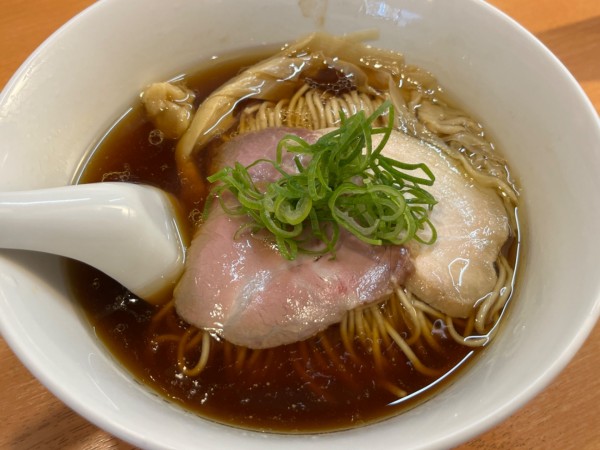 「醤油らぁ麺」@らぁ麺 はやし田 池袋店の写真