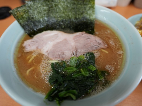 「ラーメン 並 麺硬め＋味濃いめ＋油多め＋サービスライス＋サー」@横浜らーめん 武蔵家 綾瀬店の写真