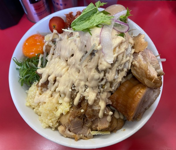 「冷やしまぜそば  豚追加2枚  ダブルチーズ  味玉」@用心棒 本号の写真