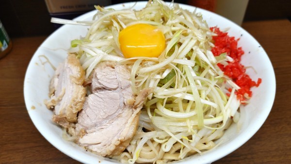 「大ラーメン・汁なし・ネギ(ヤサイベニ)￥1,080」@ラーメン二郎 横浜関内店の写真