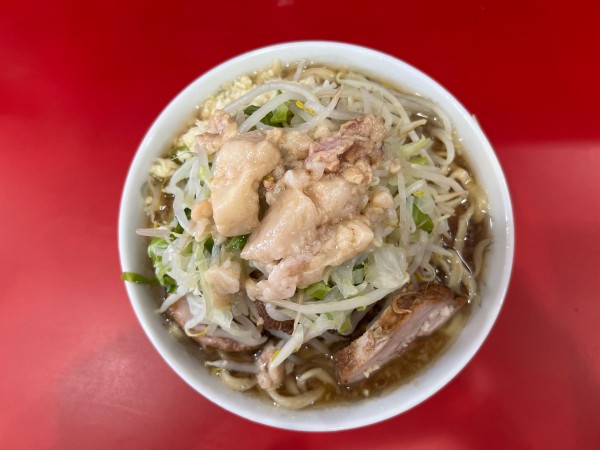 「小豚入り 豚4枚　950円」@ラーメン二郎 生田駅前店の写真