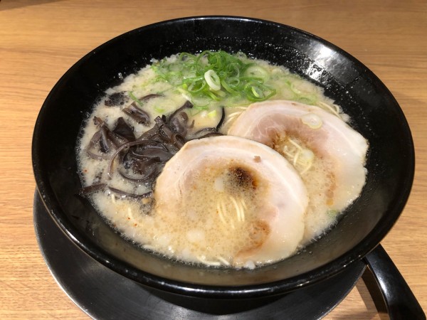 「とんこつラーメン」@元祖博多 中州屋台ラーメン 一竜 池袋東口駅前店の写真