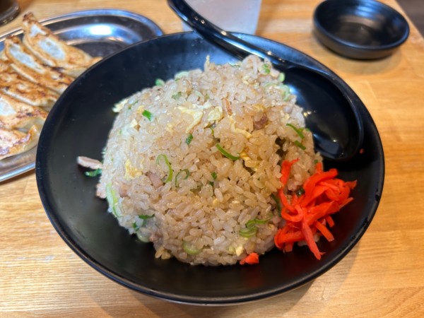 「焼めし630円+餃子360円+レモンサワー」@近江熟成醤油ラーメン 十二分屋 新座馬場店の写真