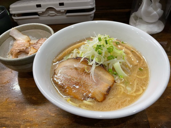 「白醤油豚骨らーめん + 肉めしセット」@らーめん なぶら 左入店の写真