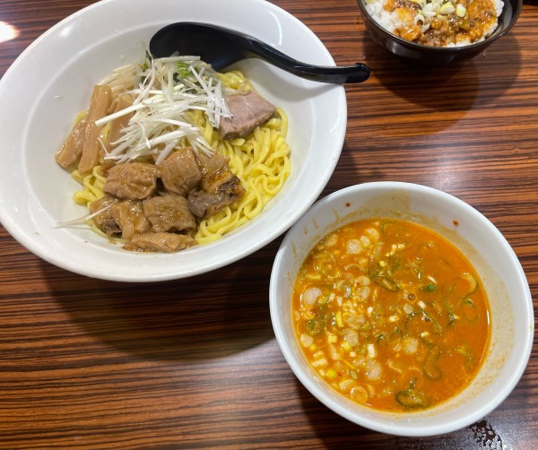 「赤つけ麺大盛+牛すじ丼」@もつの屋の写真