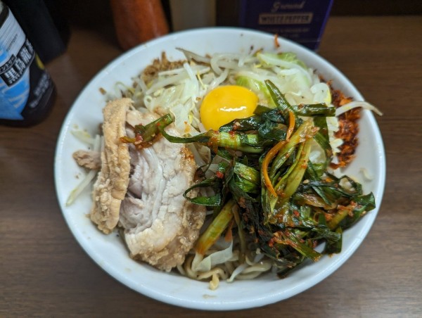 「汁なし　エビッチョラー油　ニラキムチ」@ラーメン二郎 横浜関内店の写真