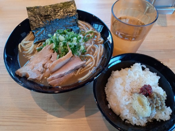 「豚骨煮干ラーメン」@豚骨醤油 三輪の写真