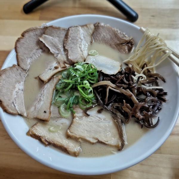 「ラーメン(650円)+きくらげ+チャーシュー＋替玉」@めし処ひがしの写真