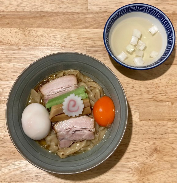 「油そば(味玉)割スープ付き1100円」@だしと麺 遊泳の写真