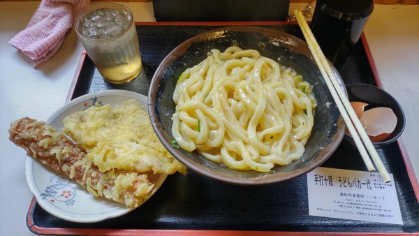 「釜玉バター大盛+とり天+ちくわ天」@手打十段 うどんバカ一代の写真